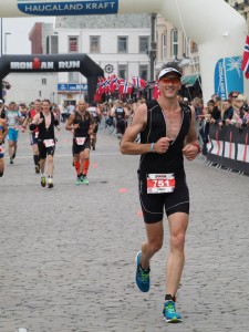 Hans Aaseth påvei til mål i sitt første Triathlon, Ironman 2015 i Haugesund